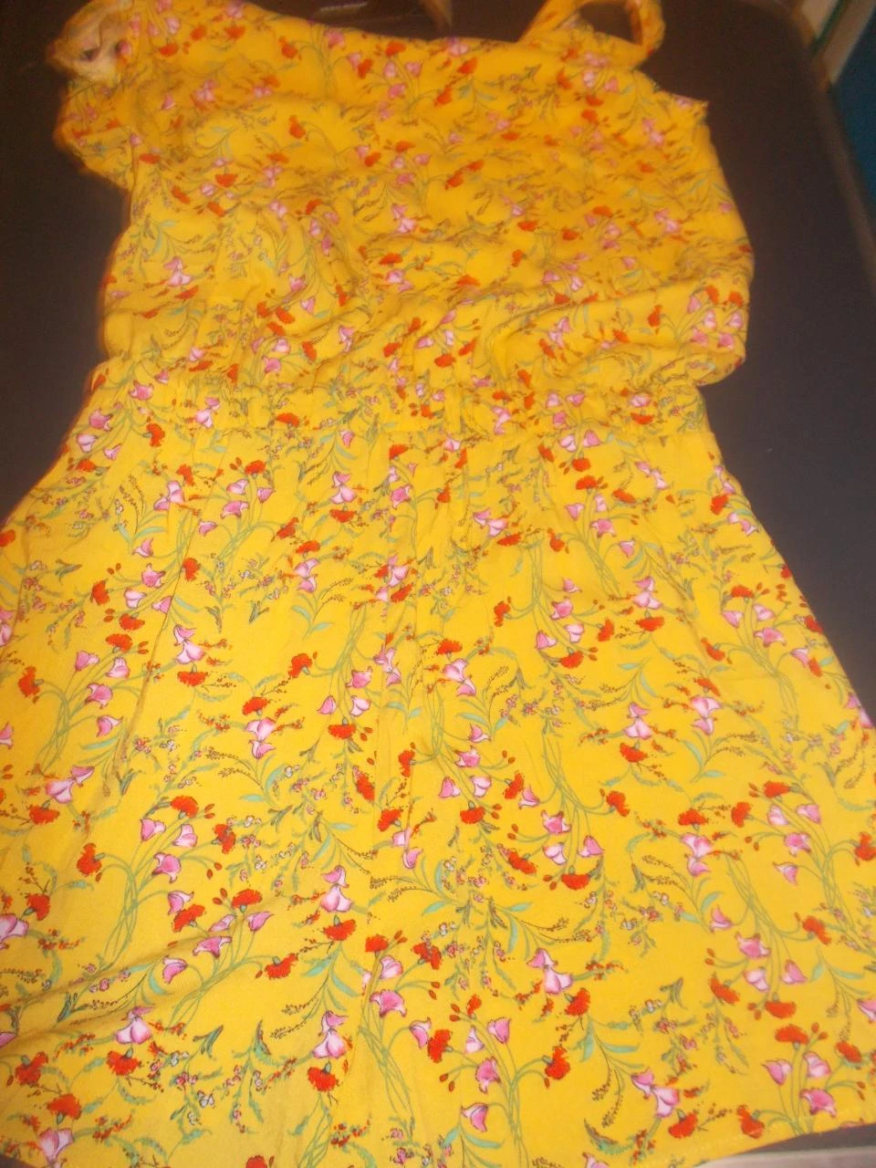 Très jolie combi-short fleuri jaune, jamais mise ,étiquette avec prix,